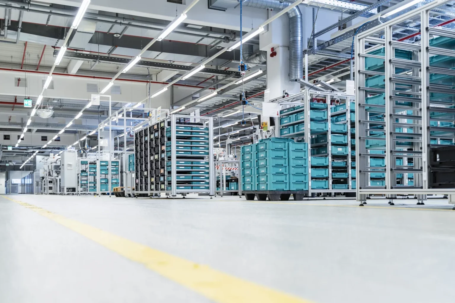 Innenansicht einer Logistikhalle mit Industrieroboter Harris Hawk GmbH