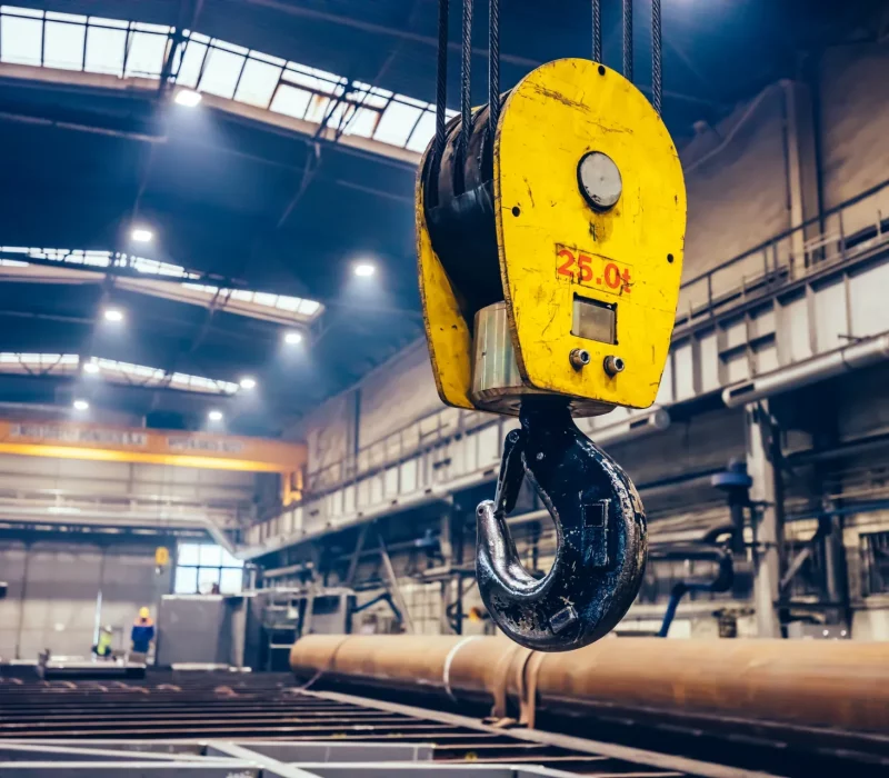 Innenansicht einer Logistikhalle mit Gabelstapler Harris Hawk GmbH