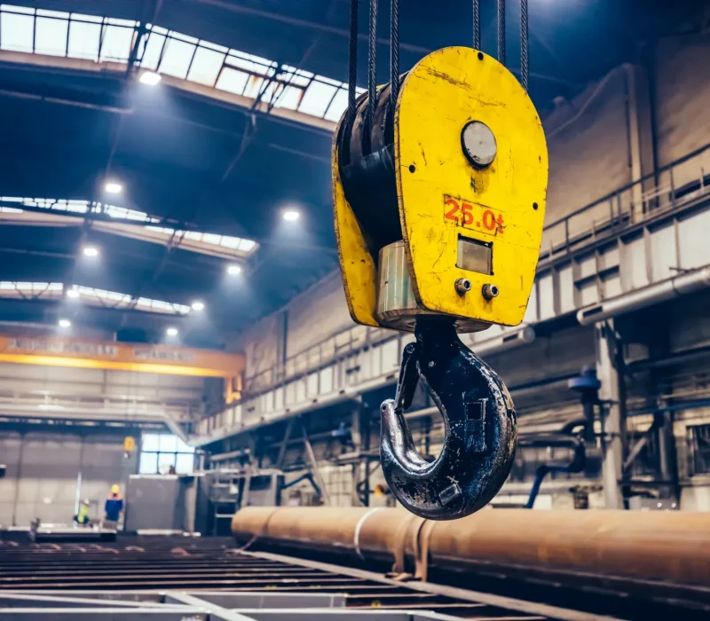 Innenansicht einer Logistikhalle mit Gabelstapler Harris Hawk GmbH